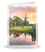 Windmolen en boerderijen aan het water