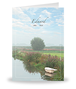 Roeiboot aan oever van rivier