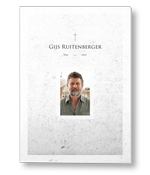 Rouwkaart met portret op abstracte achtergrond