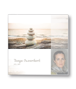 Rouwkaart met stenen op het strand en portret