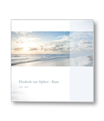 Rouwkaart met natuurlandschap aan de kust en balk