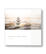 Rouwkaart met stenen op het strand