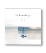 Rouwkaart met zeilboot op zee