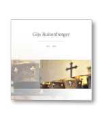 Rouwkaart met kaarslicht in kerk met kruis