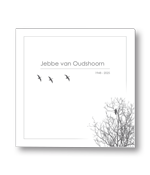 Rouwkaart met boom en vliegende vogels