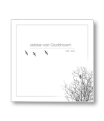 Rouwkaart met boom en vliegende vogels
