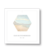 Rouwkaart met schildering en kruis in hexagon