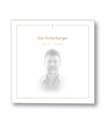 Rouwkaart met goud kader en kruis met portret