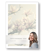 Rouwkaart met magnolia en portret