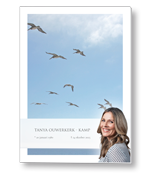 Rouwkaart met vogels in de lucht en portret