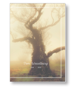Rouwkaart met grillige boom in dikke mist