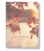 Rouwkaart met herfstbladeren in zonlicht boven water
