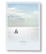Rouwkaart met zeilboot op zee