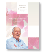 Rouwkaart met portretfoto, bloemen en gedicht