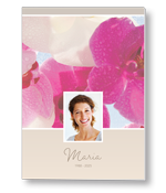 Rouwkaart met foto in een kader met als achtergrond bloemen