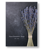 Rouwkaart met gedroogde lavendel op een stenen achtergrond