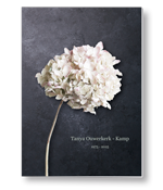 Rouwkaart met gedroogde hortensia op een stenen achtergrond