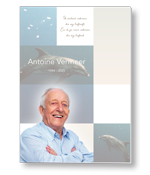 Rouwkaart met portretfoto met op de achtergrond dolfijnen