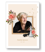 Rouwkaart met foto in kader met bloemen en schaakstukken