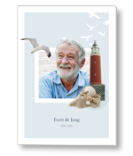 Rouwkaart met foto in kader met vuurtoren, meeuw en schelpen