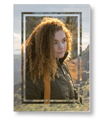 Rouwkaart met portret in kader met berglandschap