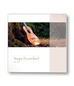 Rouwkaart met akoestische gitaar tegen boom