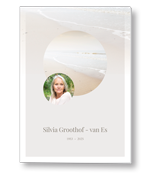 Rouwkaart met strand en portret in cirkels