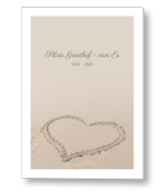Rouwkaart met hart in het zand