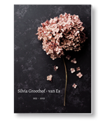 Rouwkaart hortensia op donkere achtergrond