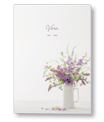Paarse veldbloemen in een vaas