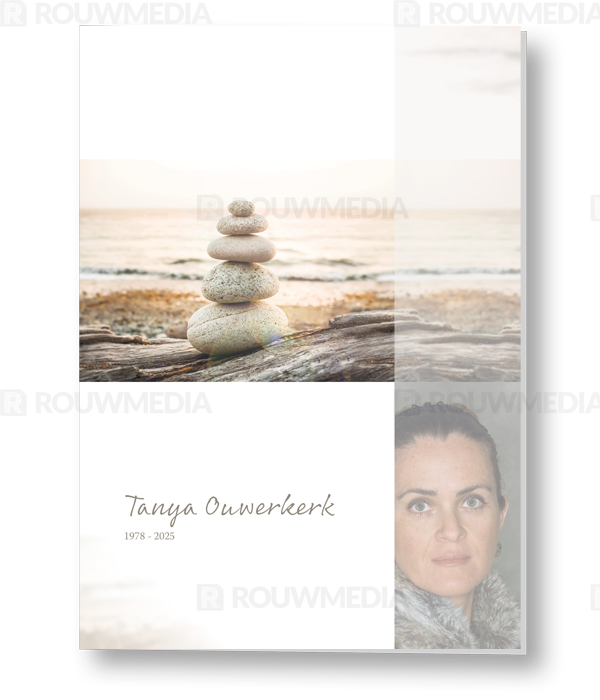 Rouwkaart Rouwkaart met stenen op het strand en portret - voorkant